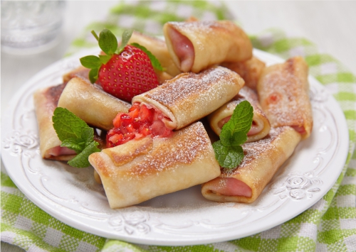 Блины с творогом и клубникой