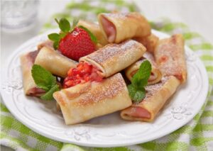 Млинці з сиром та полуницею